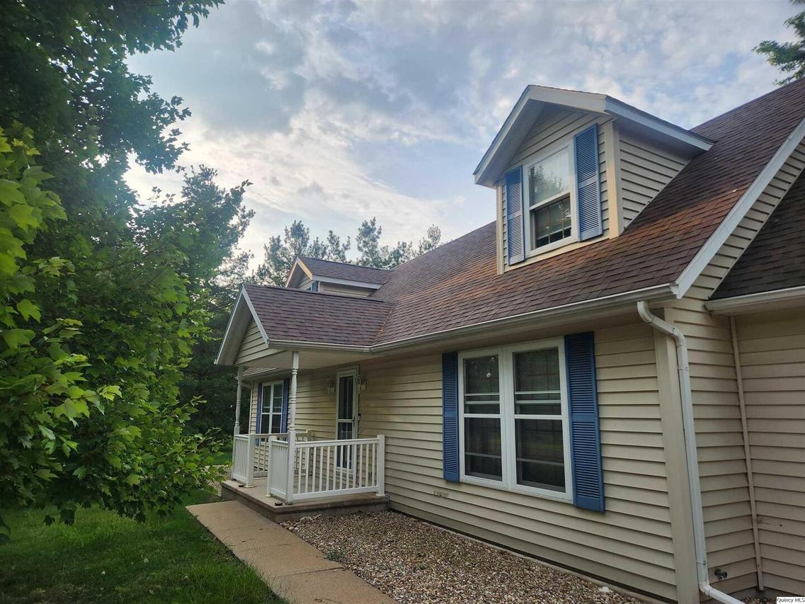 560 Sandridge Dr., Mendon, IL 62351