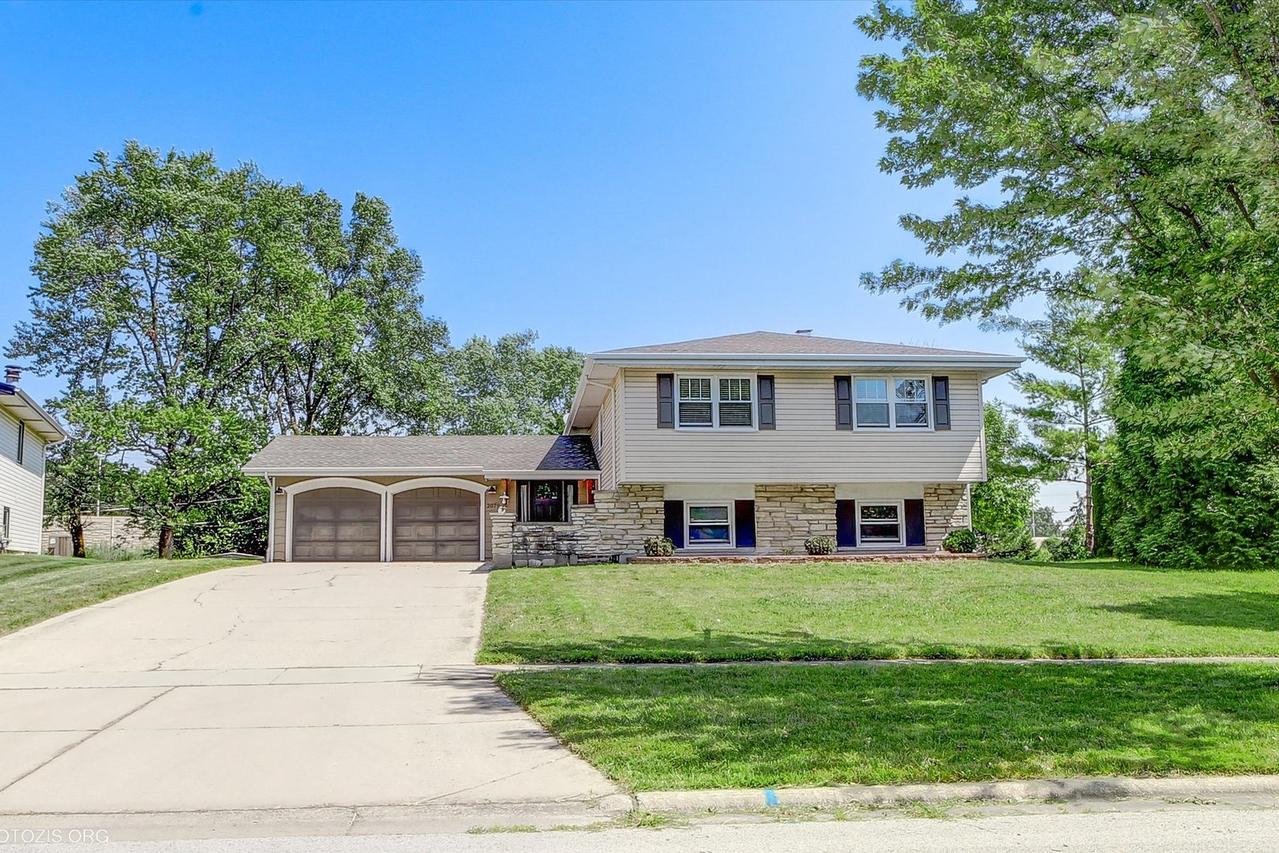 2079 E Parkview Cir., Hoffman Estates, IL 60169