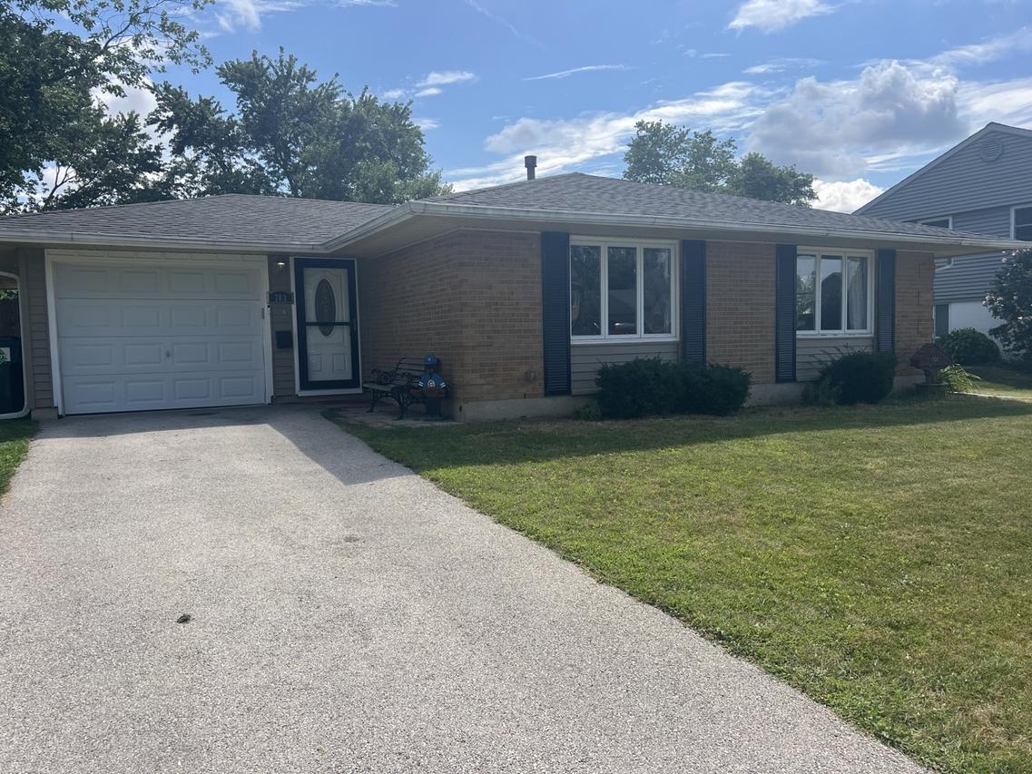 703 Wicker Ave., Streamwood, IL 60107