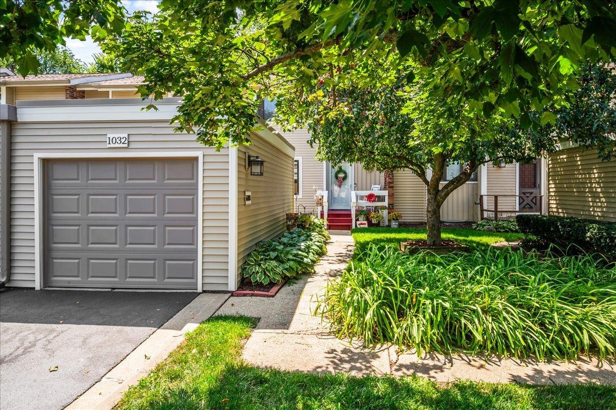 1032 Rainwood Dr., Aurora, IL 60506
