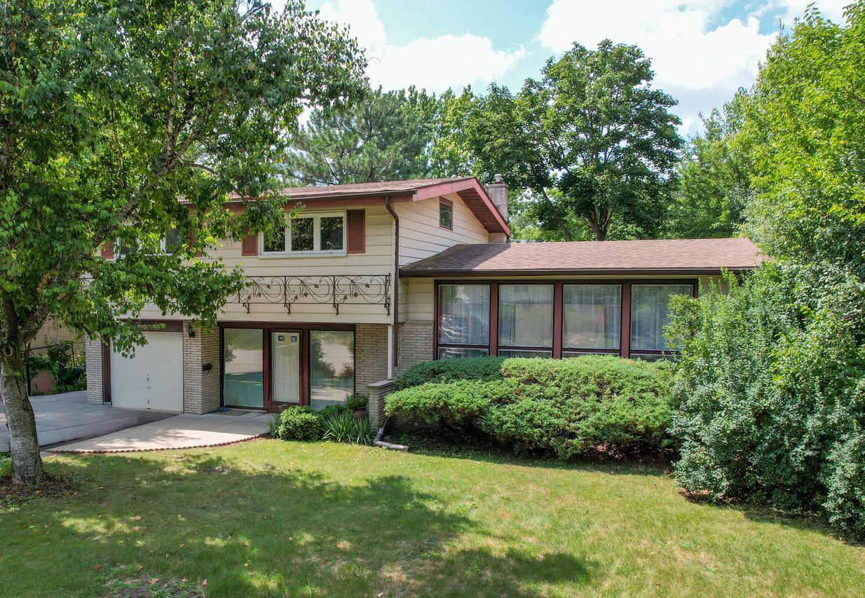 636 Clearview Dr., Glenview, IL 60025