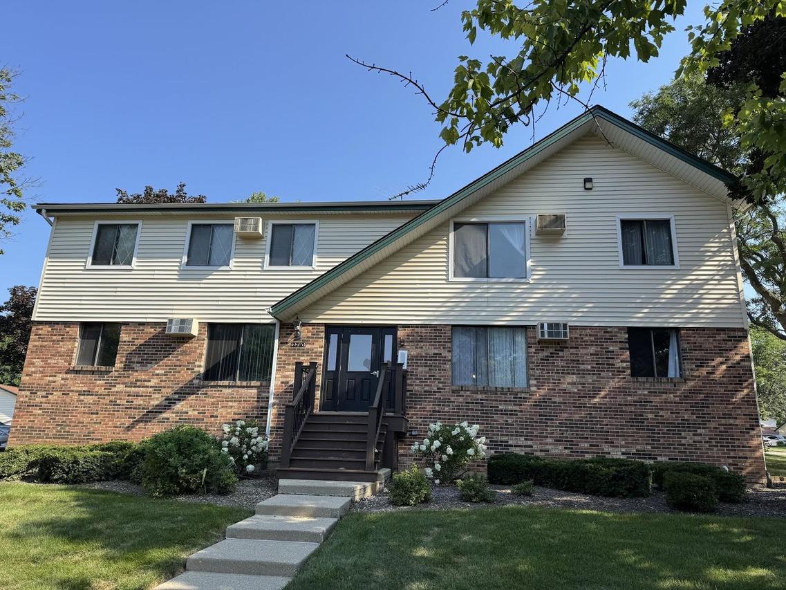 2710 Northcreek Dr. #1804, Woodridge, IL 60517