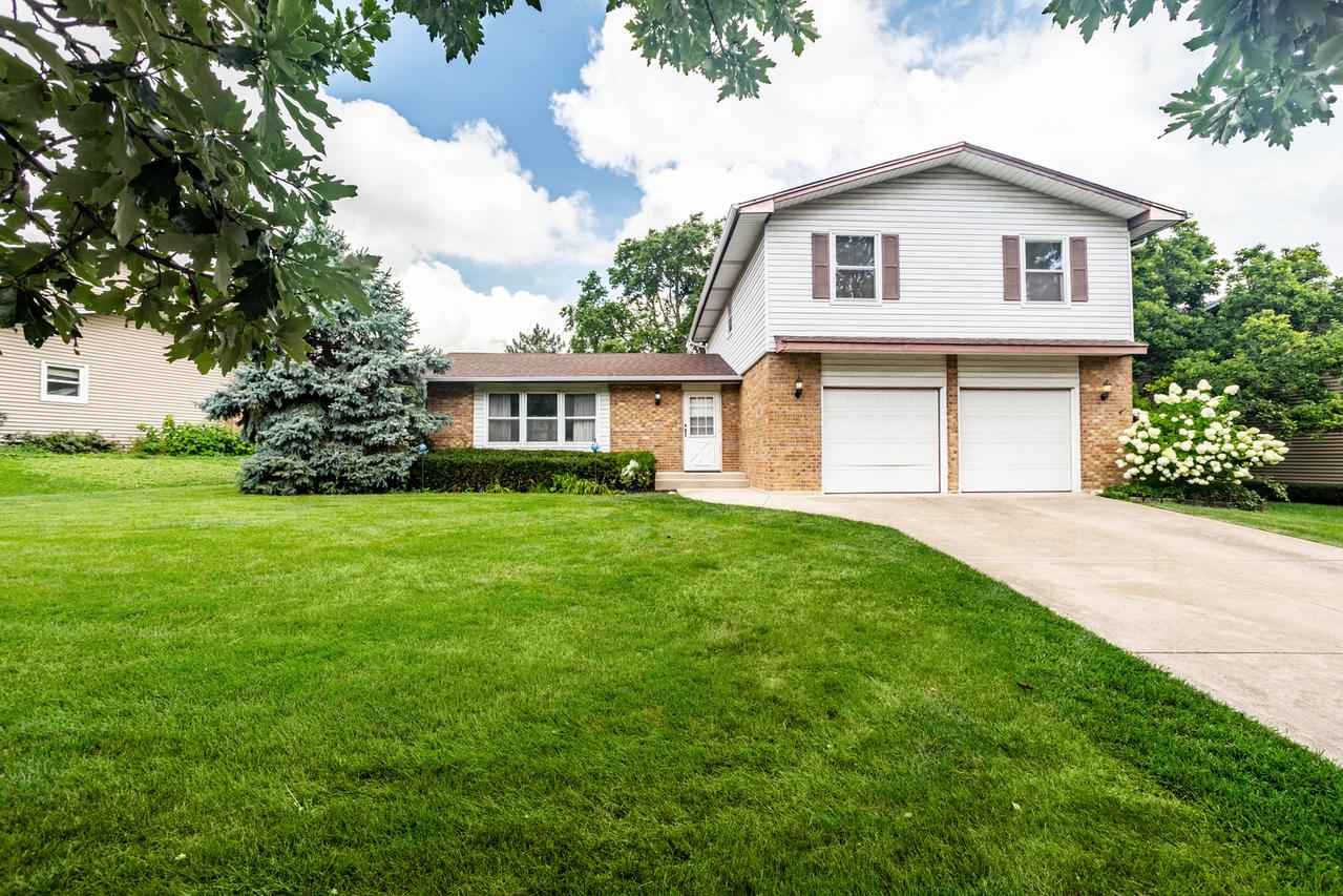 1700 Oxnard Dr., Downers Grove, IL 60516