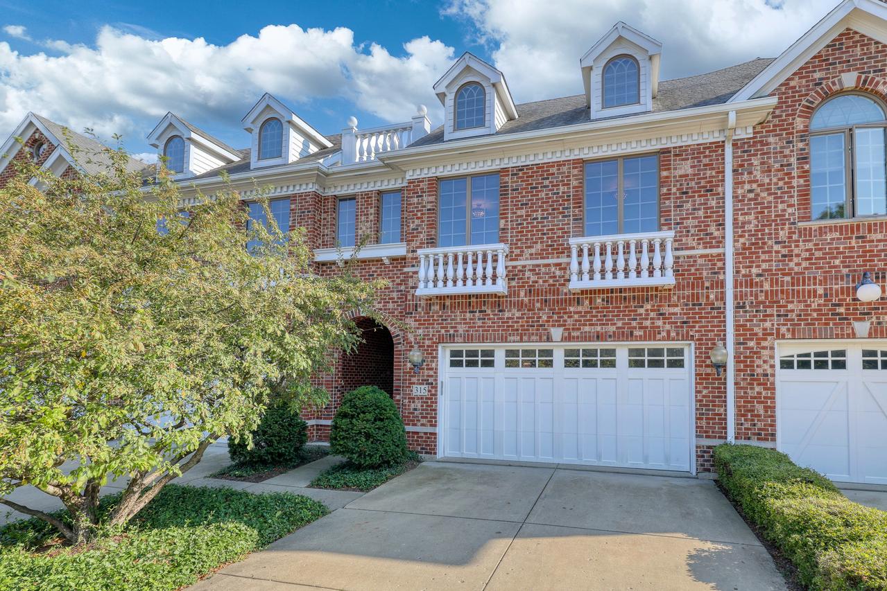 315 Arbor Glen Blvd., Schaumburg, IL 60195