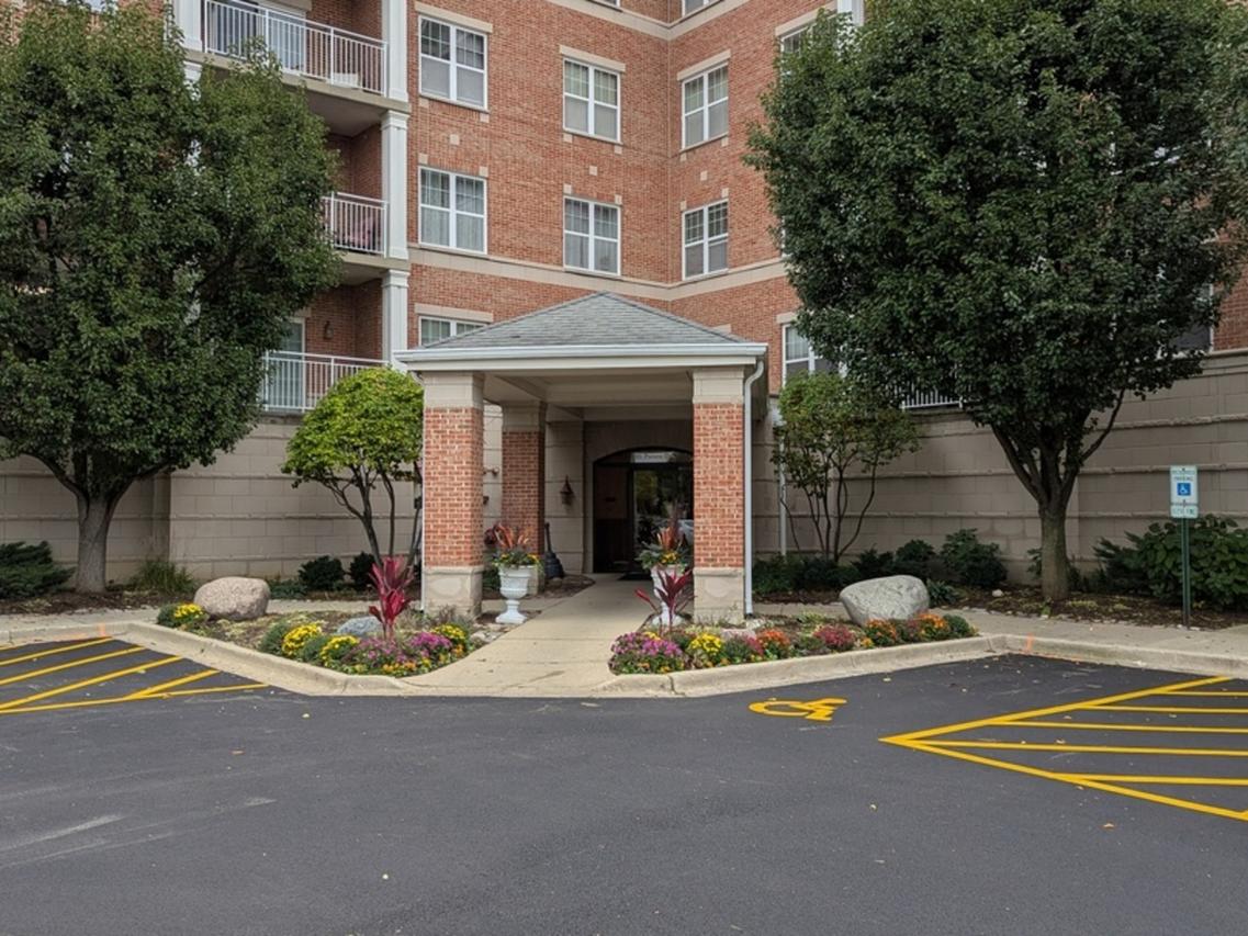 101 Pointe Dr. #203, Northbrook, IL 60062