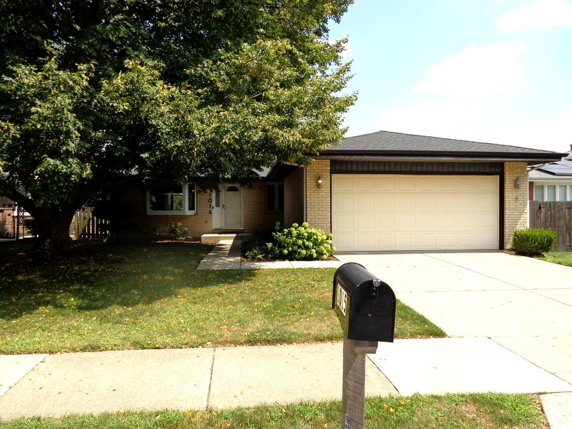 1015 Bowie Dr., Carol Stream, IL 60188
