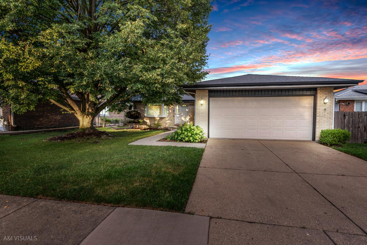 1015 Bowie Dr., Carol Stream, IL 60188