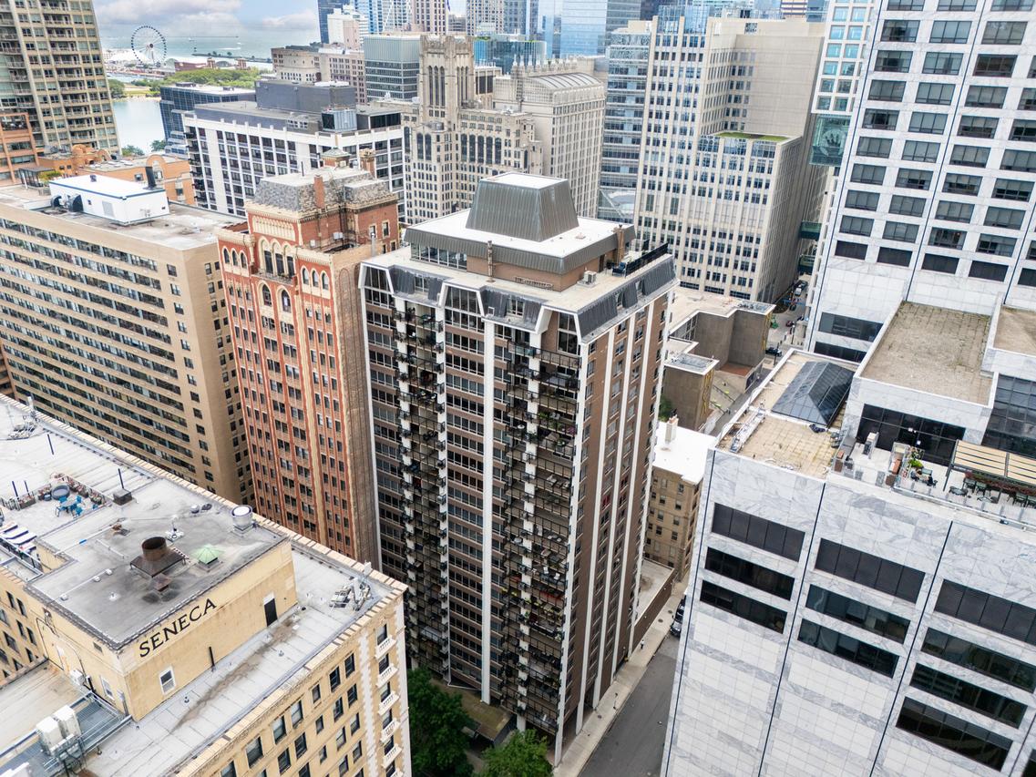 201 E Chestnut St. #11E, Chicago, IL 60611