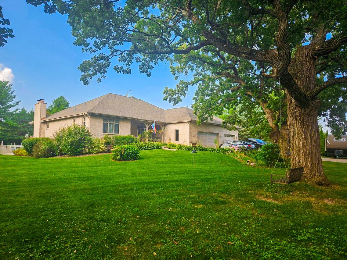1608 Breezy Lawn Rd., Spring Grove, IL 60081