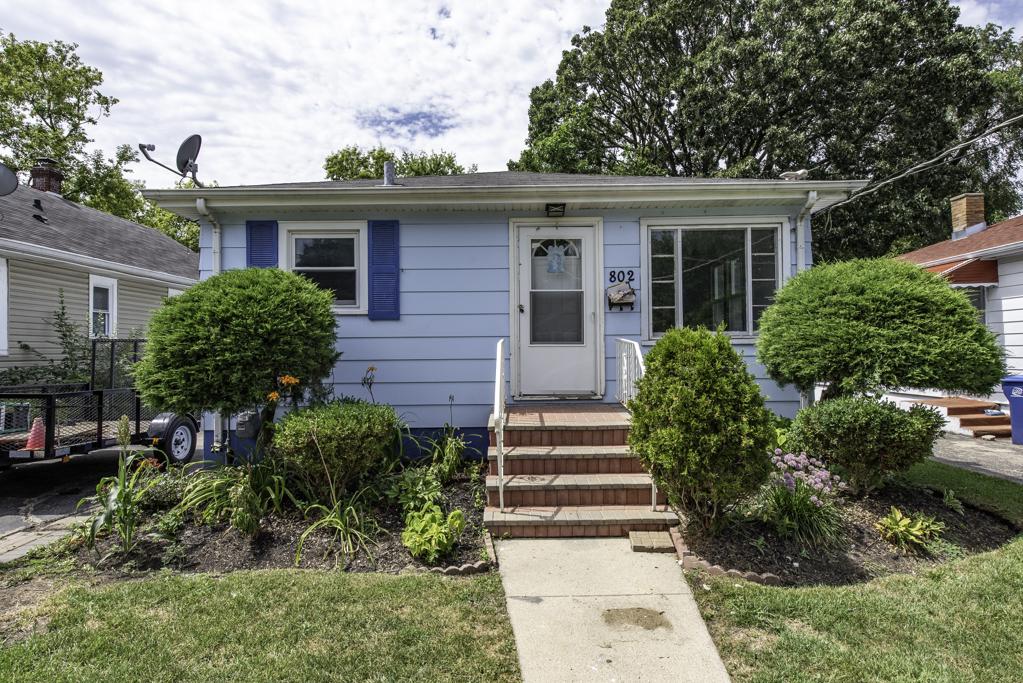 802 Pine St., Waukegan, IL 60085