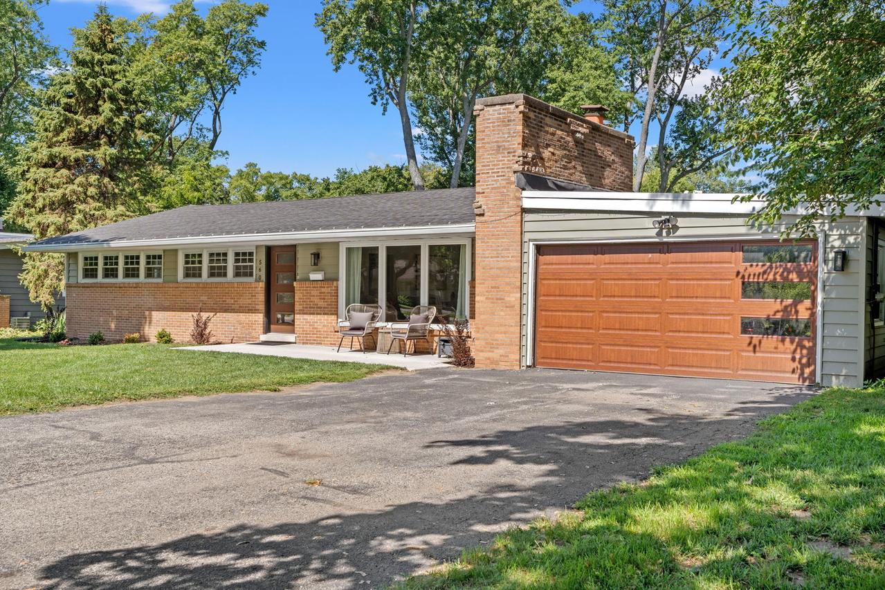 560 Woodland Dr., Crystal Lake, IL 60014