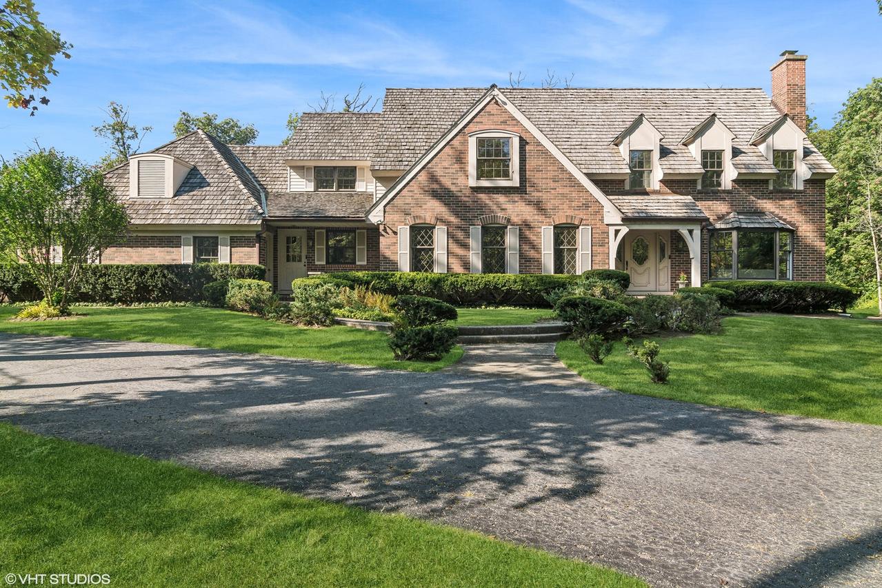 508 Forest Cove Rd., Lake Bluff, IL 60044