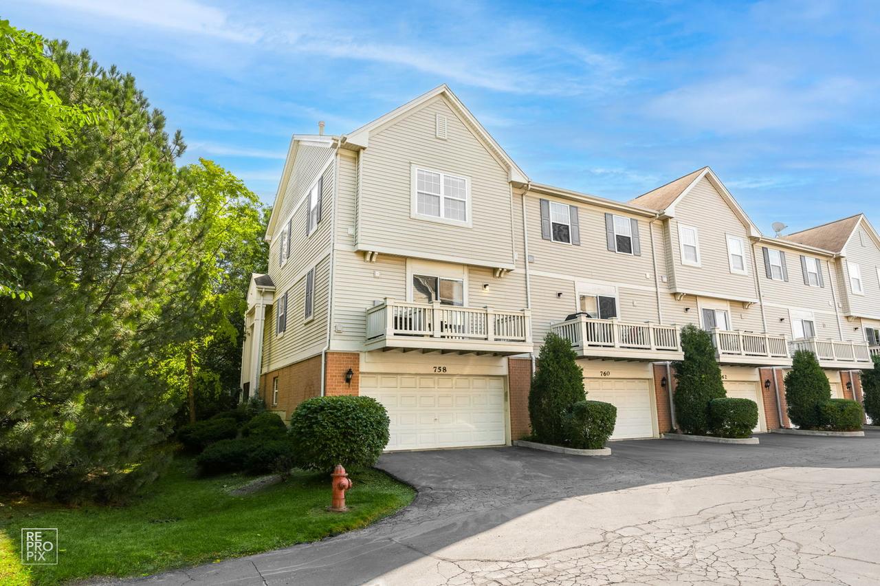 758 Hanbury Dr., Des Plaines, IL 60016