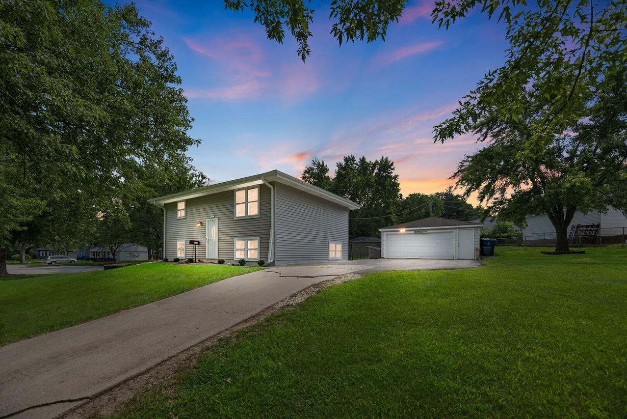 226 Barbara Ln., Steger, IL 60475