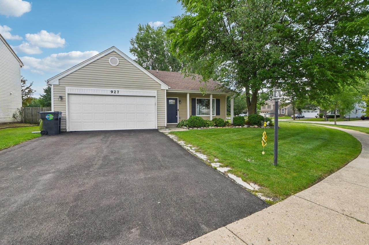 927 Hartwood Dr., Streamwood, IL 60107