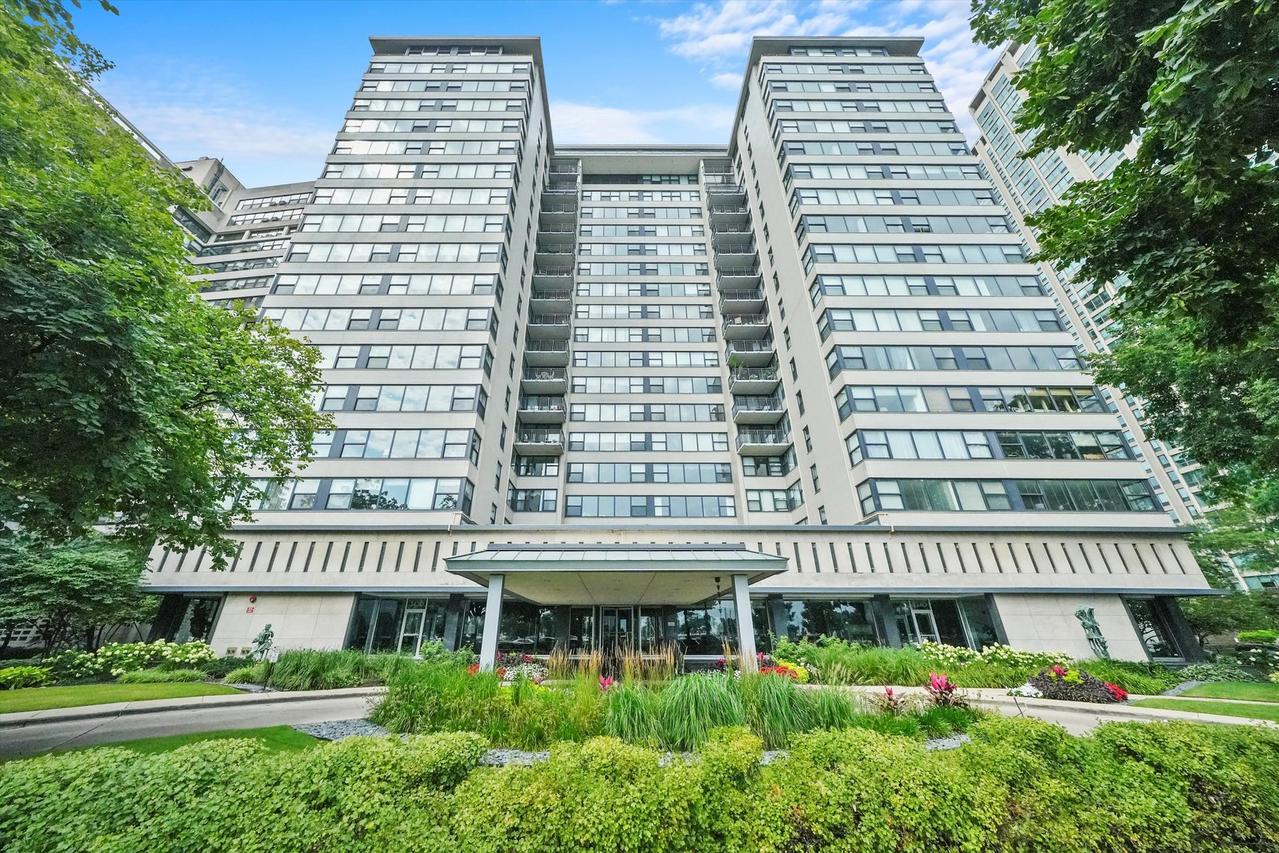 3430 N Lake Shore Dr. #12J, Chicago, IL 60657