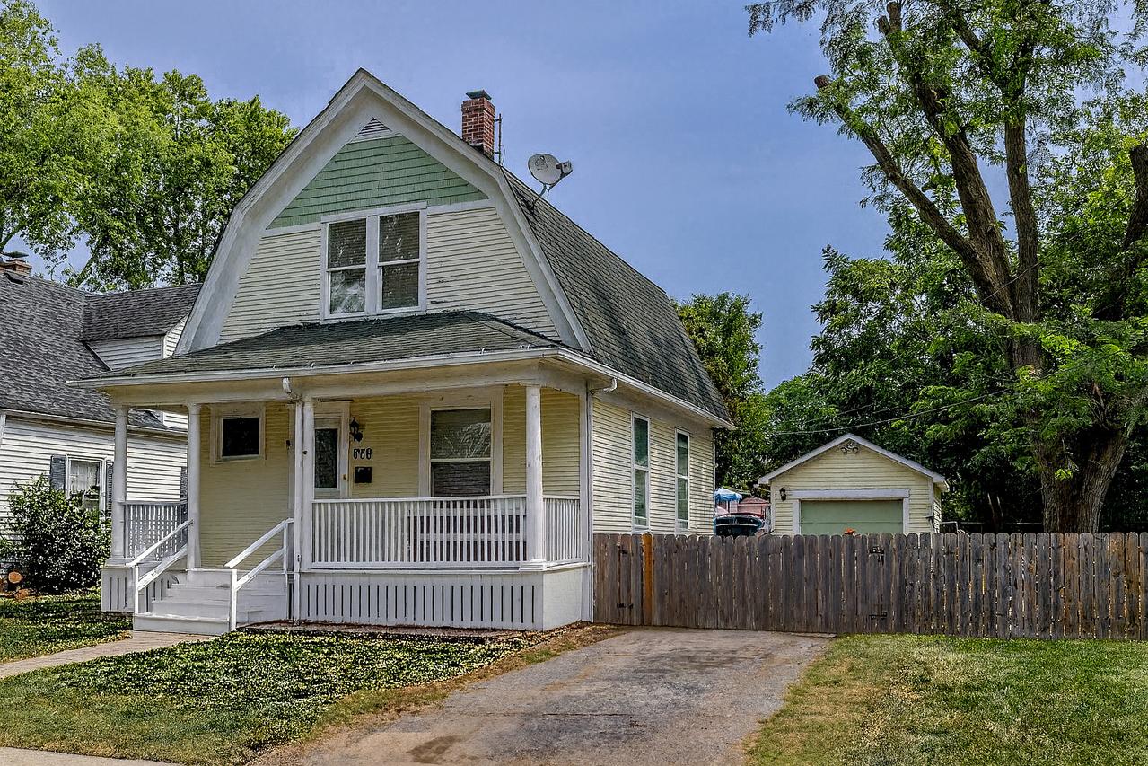939 Saint John St., Elgin, IL 60120