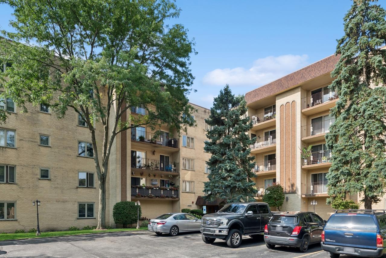 6455 W Belle Plaine Ave. #208, Chicago, IL 60634