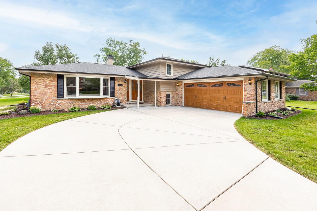 125 Sherwood Ct., Downers Grove, IL 60516
