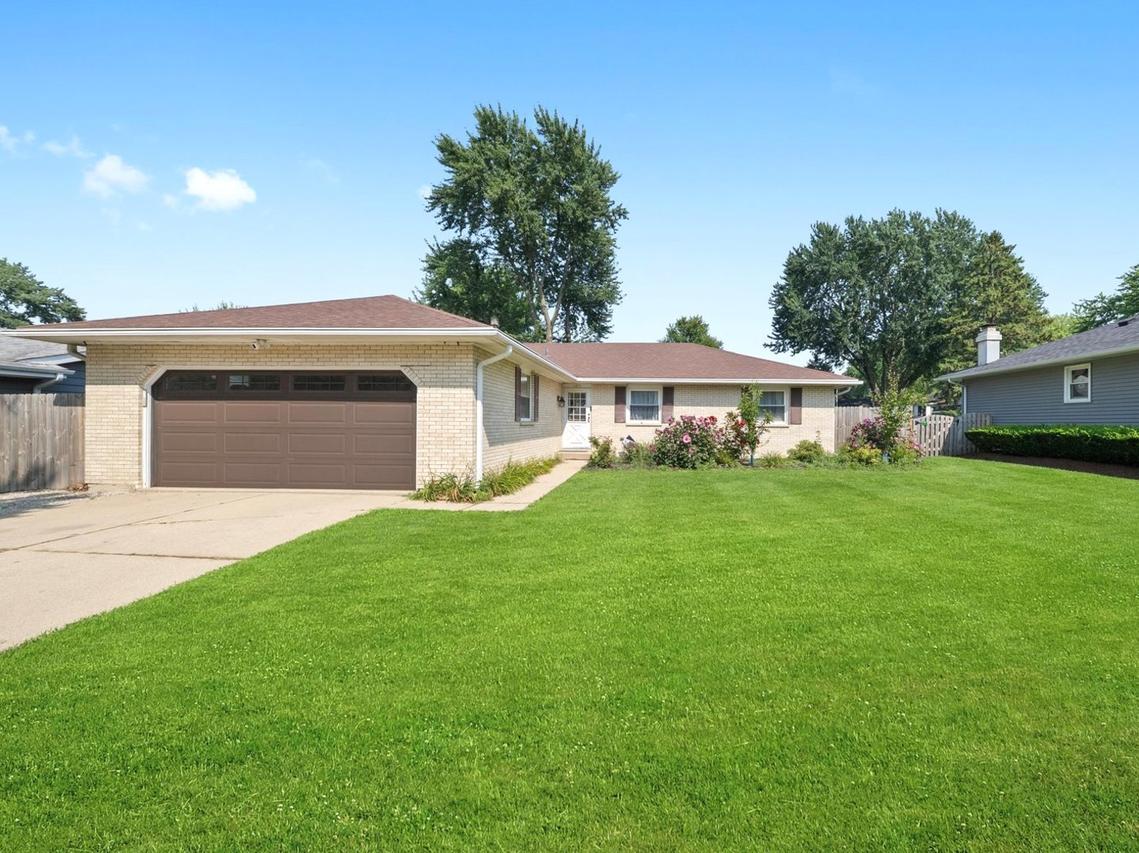 1071 Almond Dr., Aurora, IL 60506