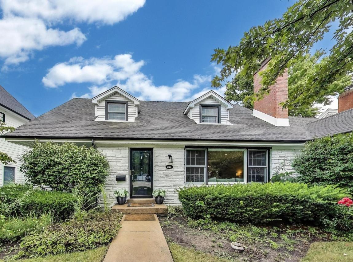 2122 Dewes St., Glenview, IL 60025