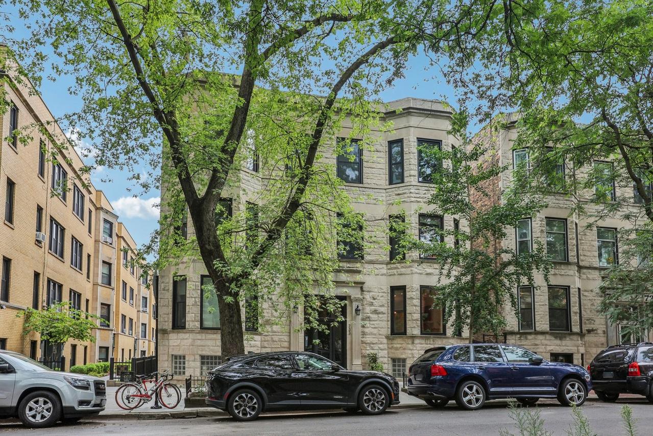733 W Briar Pl. #1W, Chicago, IL 60657