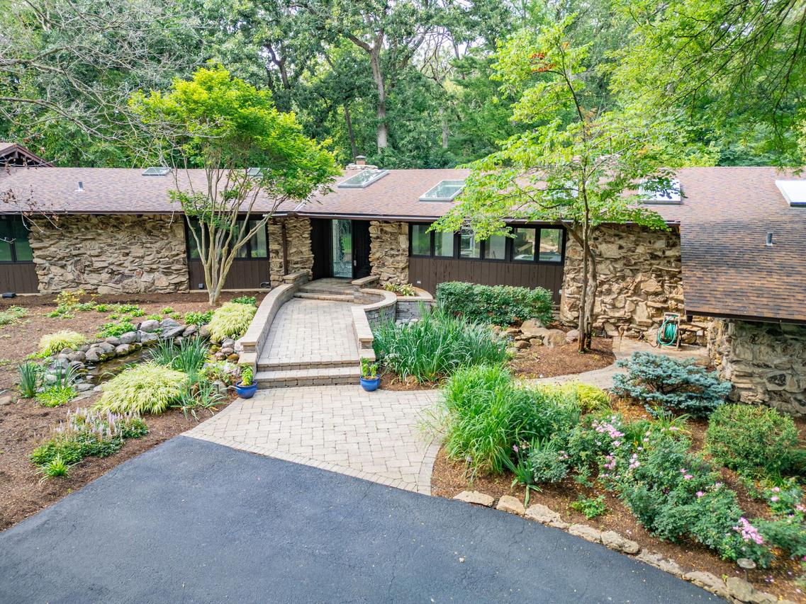 730 Plum Tree Rd., Barrington Hills, IL 60010