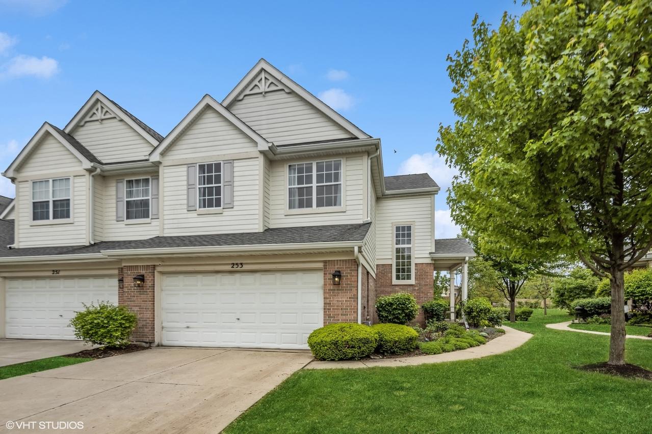 253 Westminster Dr., Bloomingdale, IL 60108