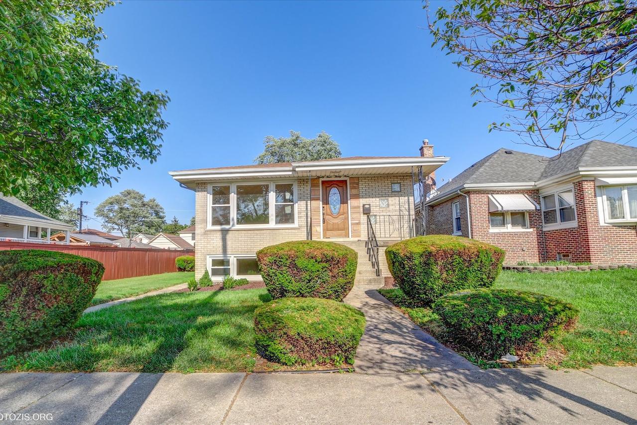 9439 S 52nd Ave., Oak Lawn, IL 60453