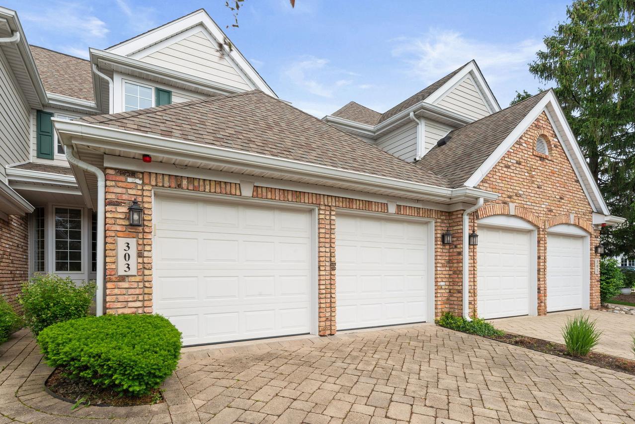 303 Reserve Cir., Clarendon Hills, IL 60514