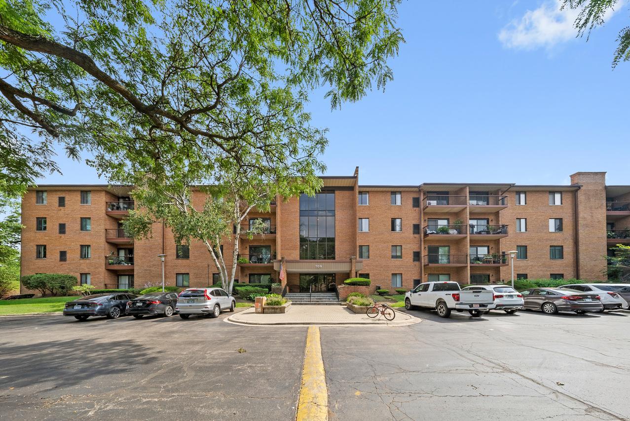 709 W 79th St. #204, Darien, IL 60561