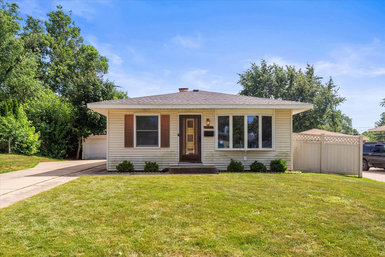 1899 Redwood Ave., Hanover Park, IL 60133