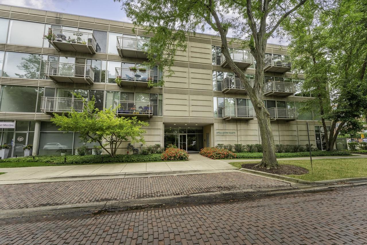 705 11th St. #205, Wilmette, IL 60091