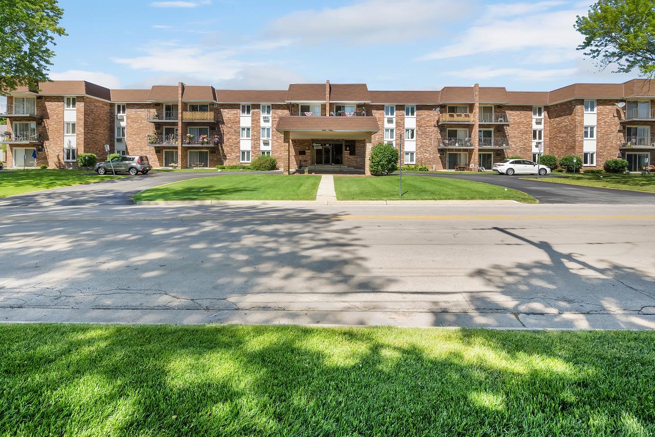 850 Lorraine Rd. #2M, Wheaton, IL 60187