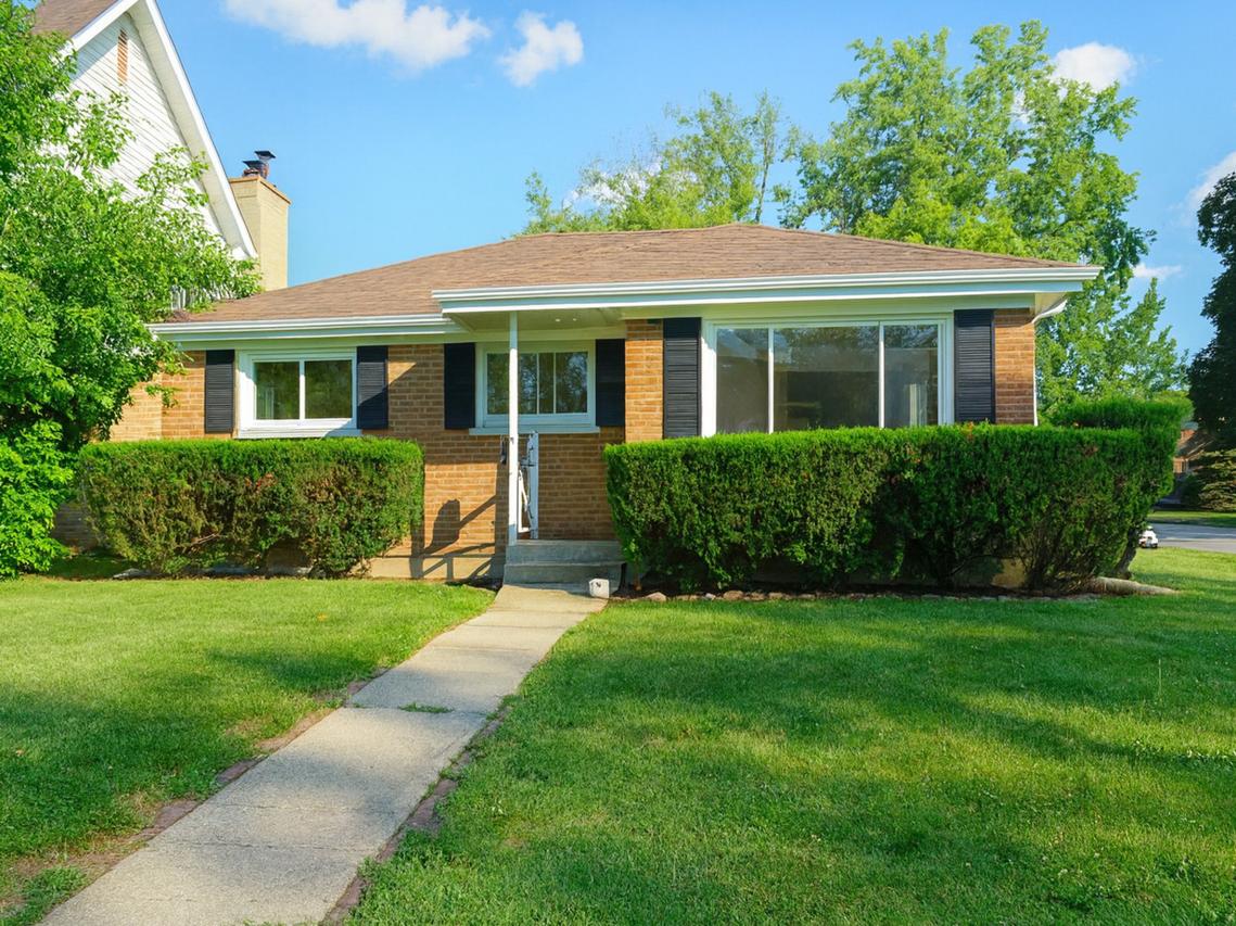 837 Wilcox Ave., Mundelein, IL 60060