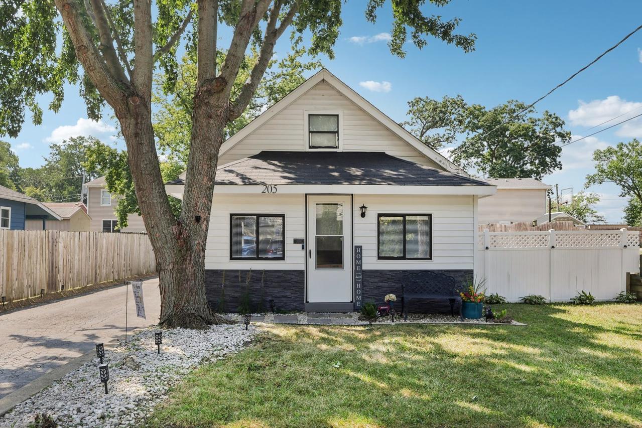 205 Shadydell Ave., Mundelein, IL 60060