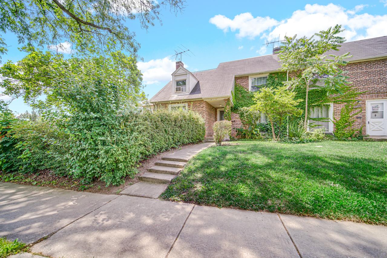 1433 Willow Ave., Des Plaines, IL 60016