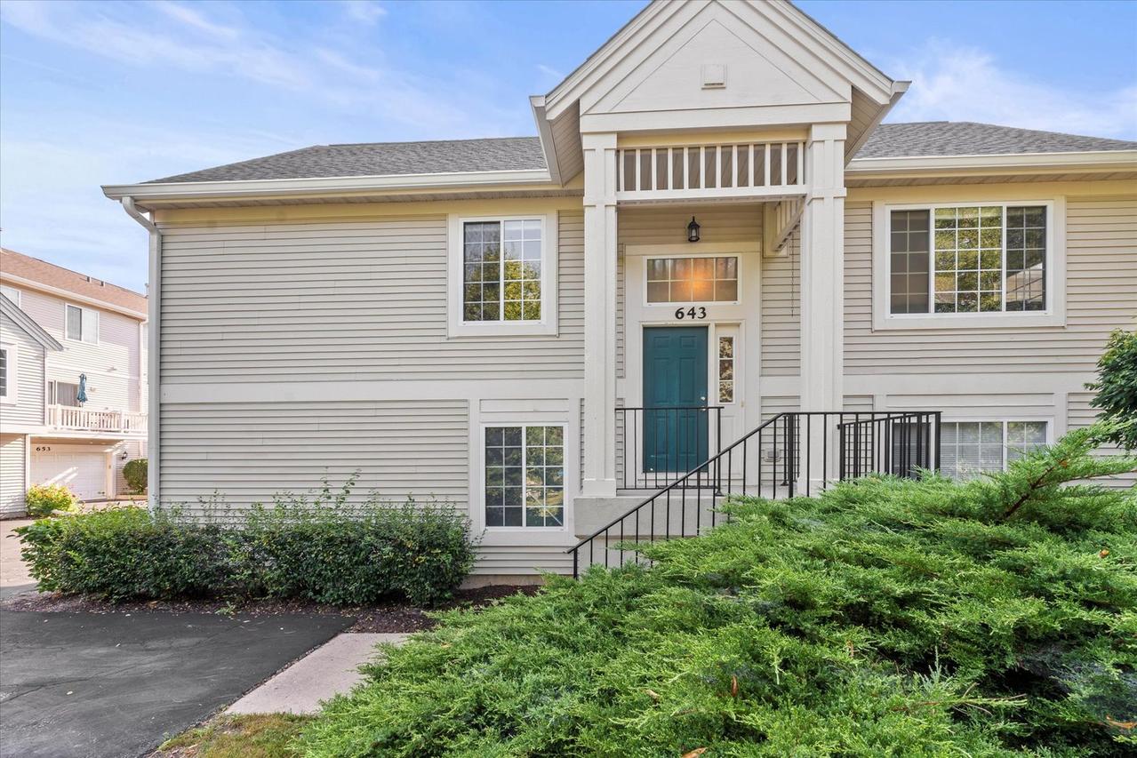 643 Cary Woods Cir., Cary, IL 60013