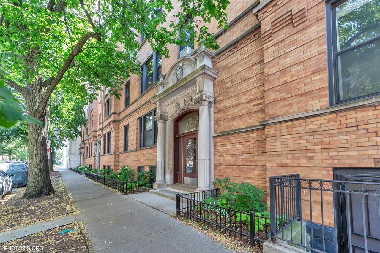 527 W Surf St. #2, Chicago, IL 60657