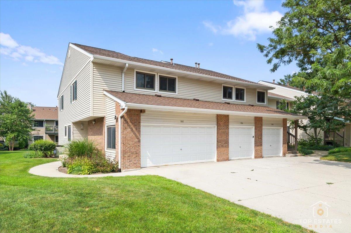 992 Hidden Lake Dr., Buffalo Grove, IL 60089
