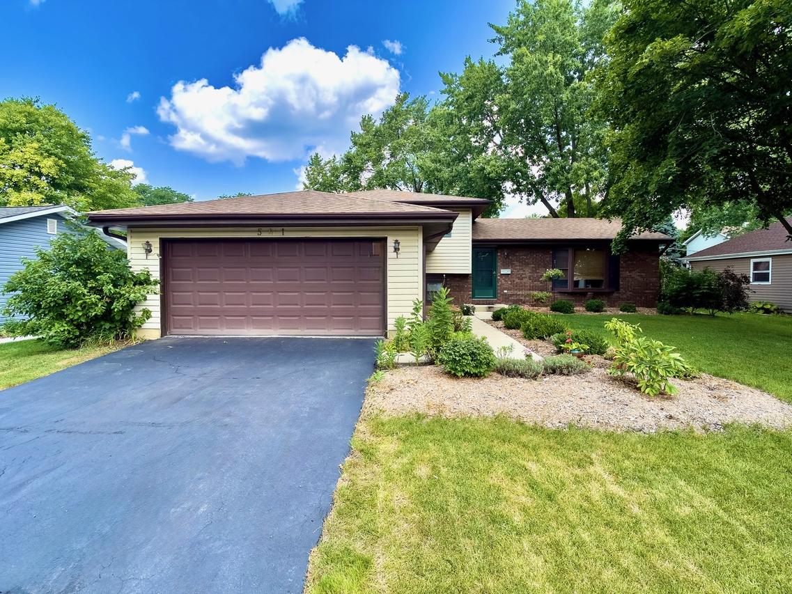 541 Chippewa Tr., Carol Stream, IL 60188