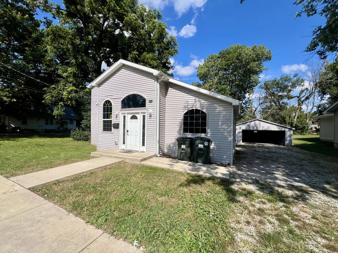 943 2nd St., Charleston, IL 61920