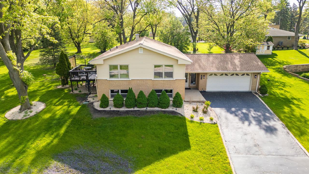 10S111 Leonard Dr., Willowbrook, IL 60527