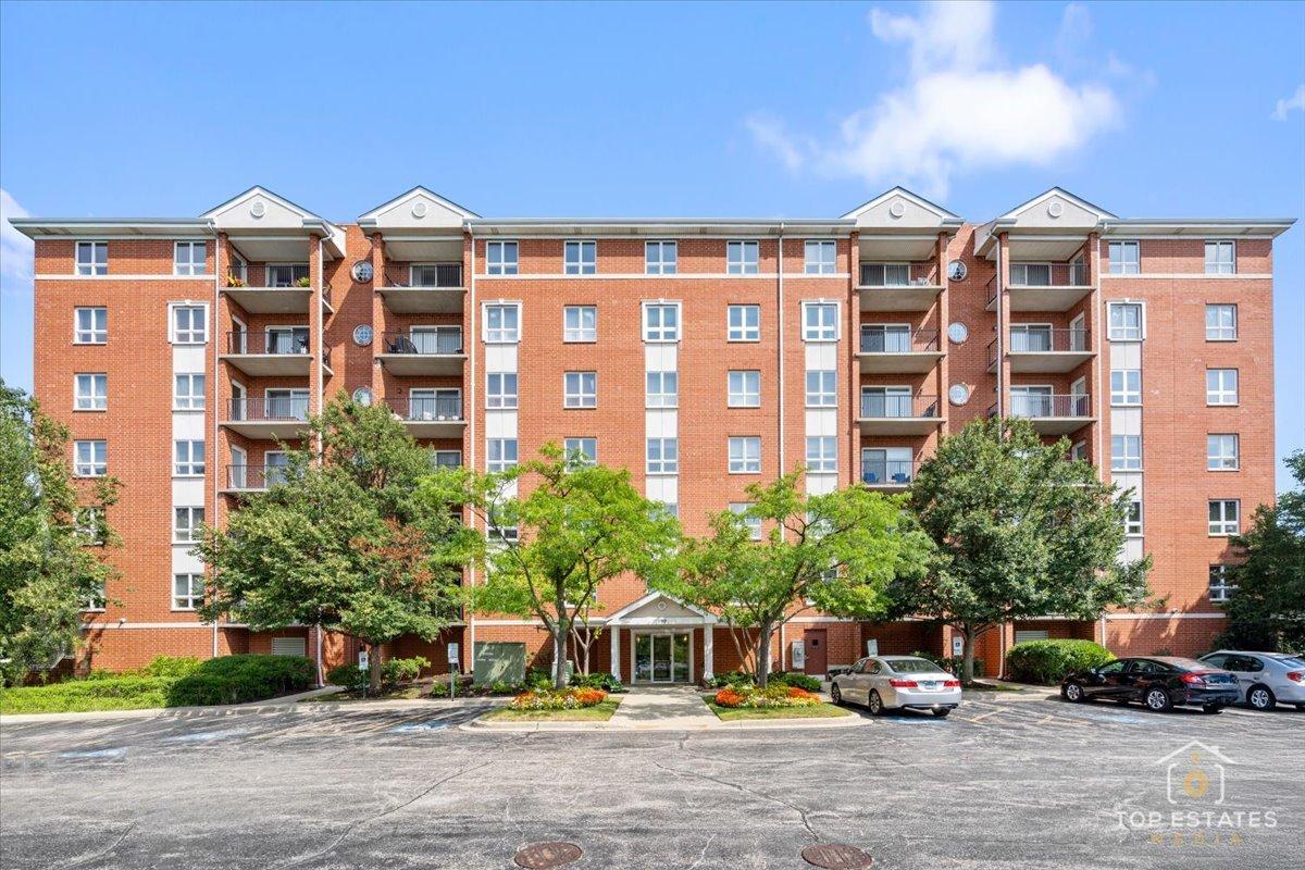 190 N Milwaukee Ave. #3-604, Wheeling, IL 60090