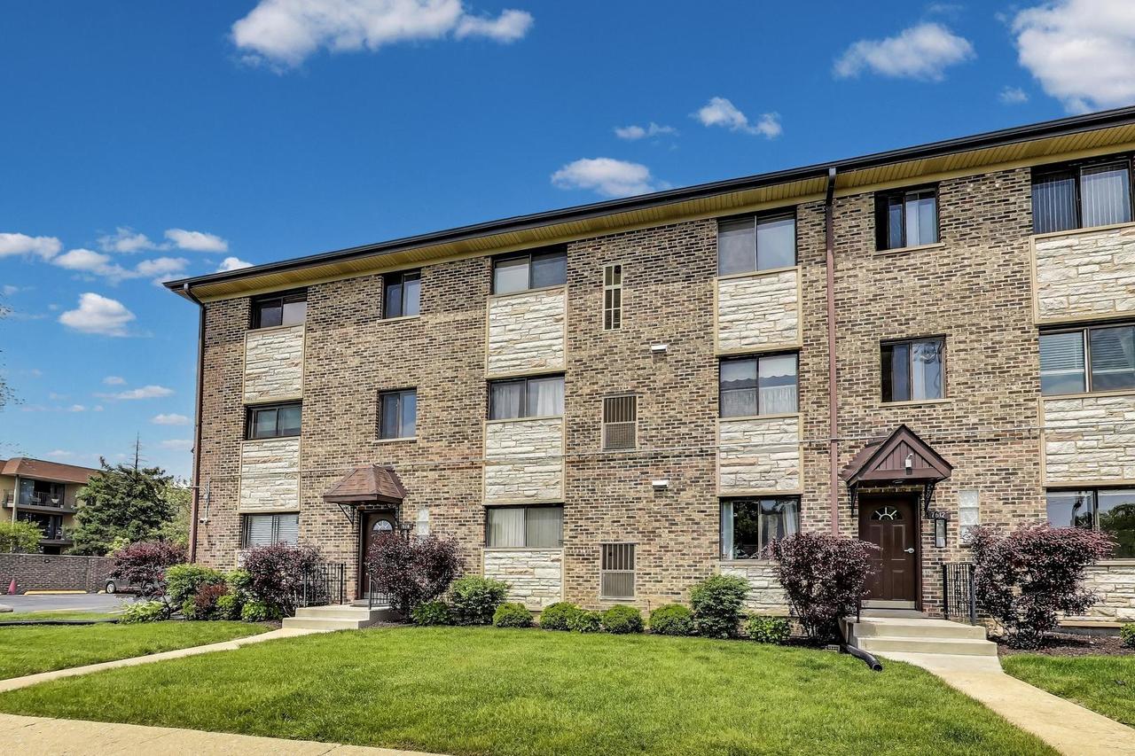 7616 W Lawrence Ave. #3A, Harwood Heights, IL 60706
