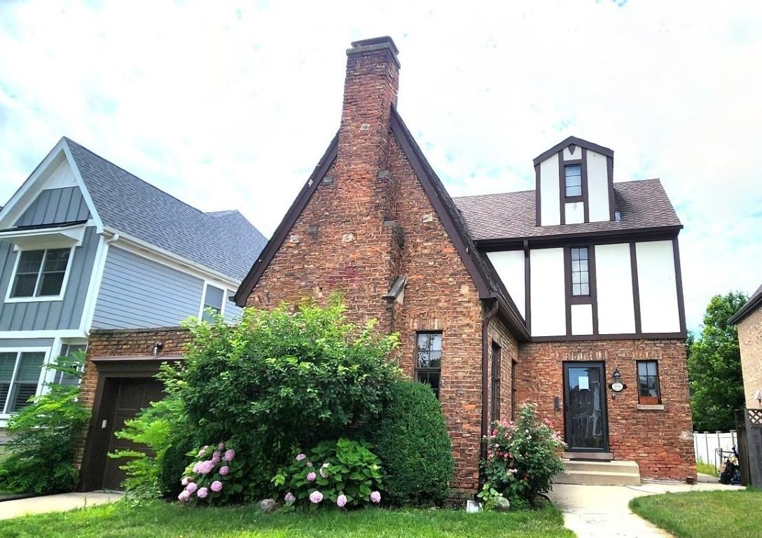 696 S Parkside Ave., Elmhurst, IL 60126