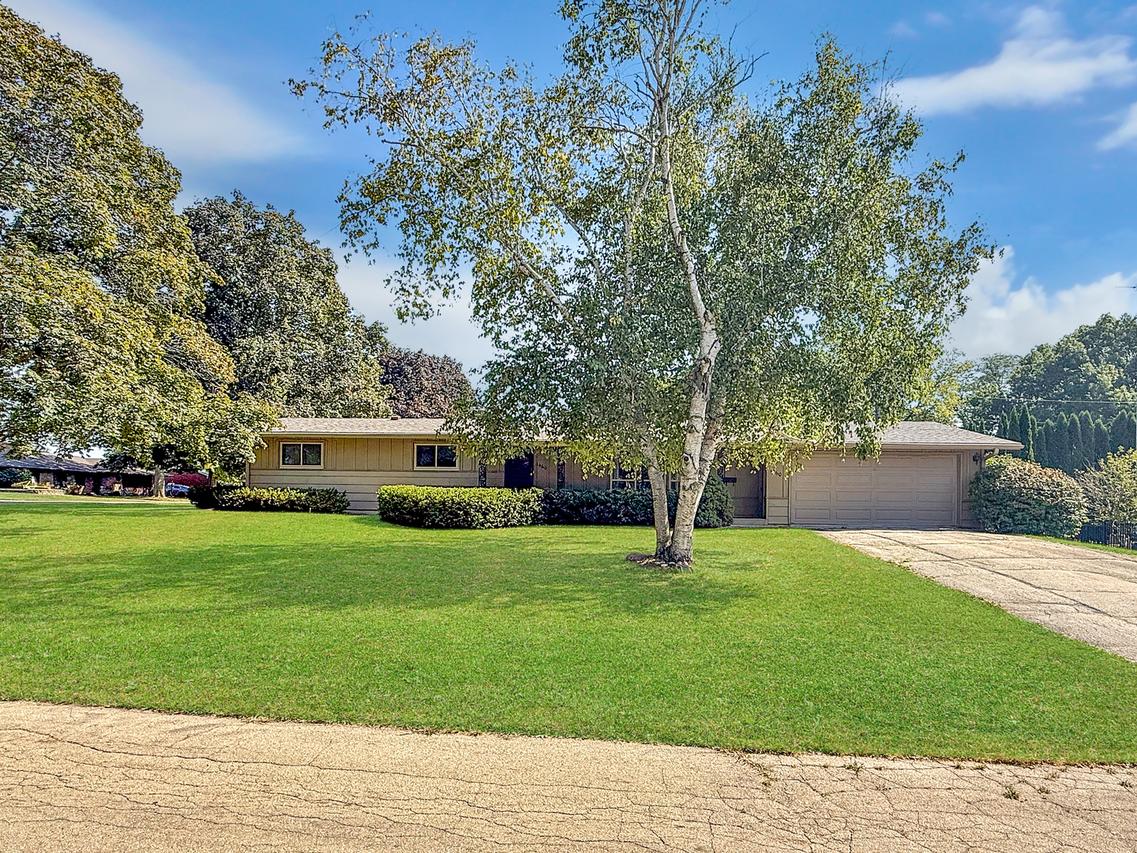 1460 Bolkinwood Dr., Freeport, IL 61032