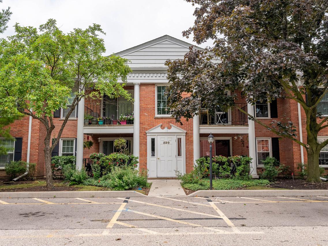 530 Shorely Dr. #204, Barrington, IL 60010