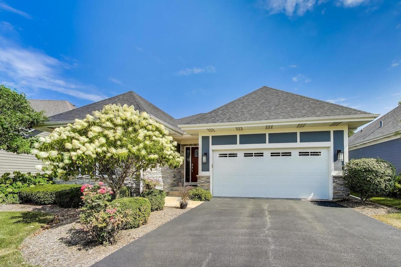 1N599 Golf View Ln., Winfield, IL 60190