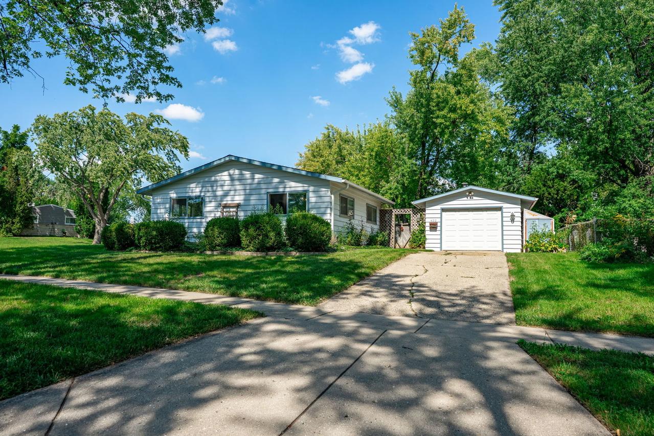 422 Tanglewood Dr., Streamwood, IL 60107